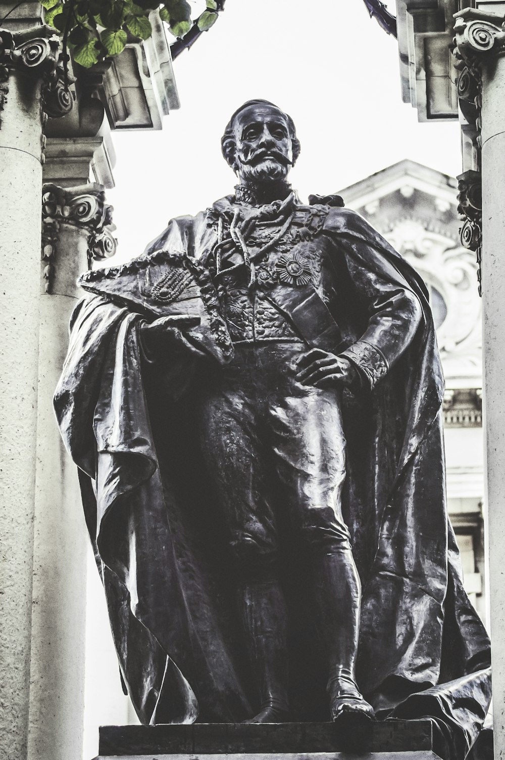 homme portant une statue de cape