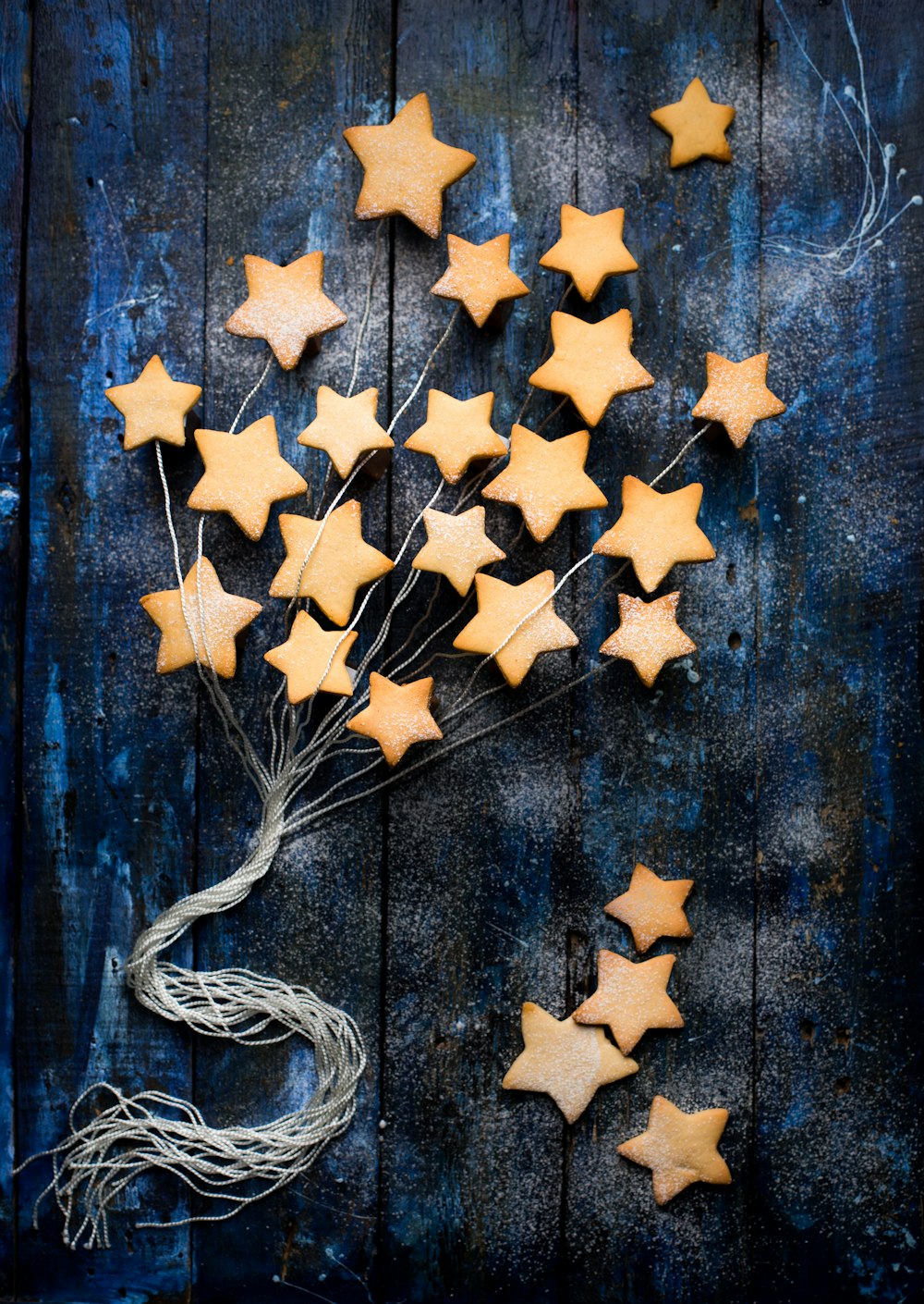 Un montón de galletas en forma de estrella sentadas encima de una mesa