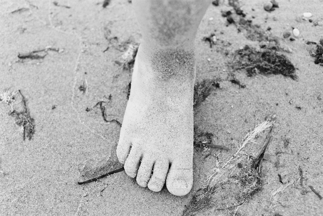 right human foot close-up photography, Made with Leica R7 (Year: 1994) and Leica Summicron-R 2.0 35mm (Year: 1978). Analog scan via meinfilmlab.de: Fuji Frontier SP-3000. Film reel: Kentmere 100 B/W