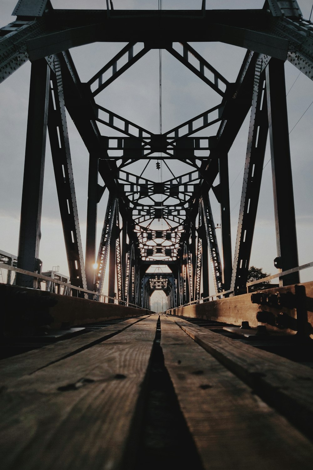Puente de hormigón gris