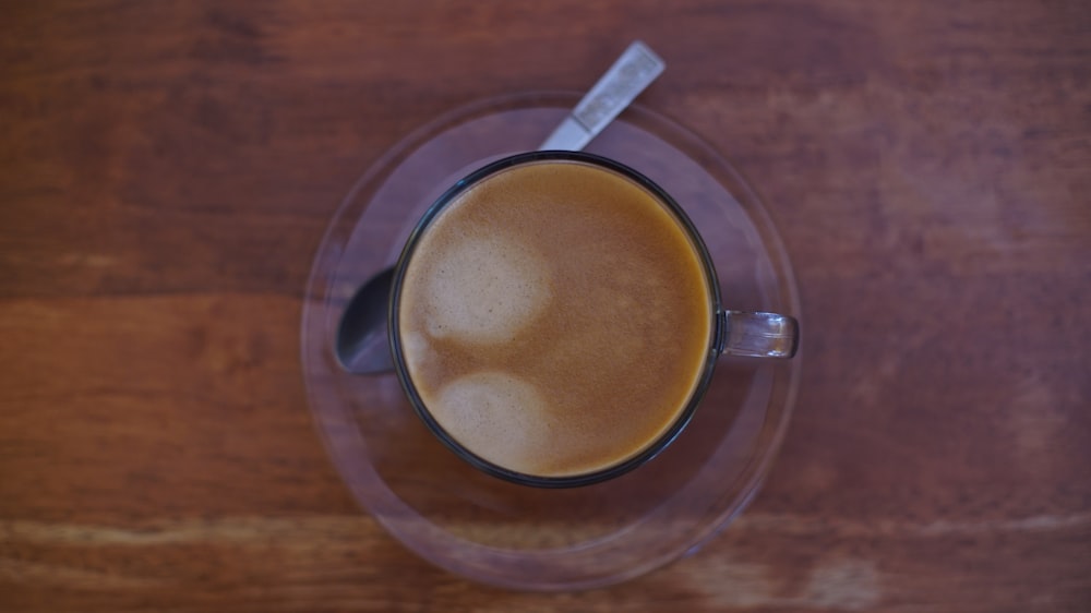 Tasse à café en verre transparent avec soucoupe