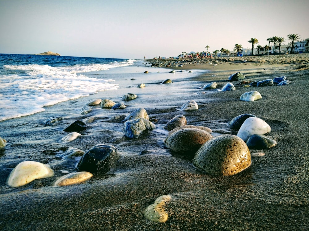 pedras pretas e brancas em praias