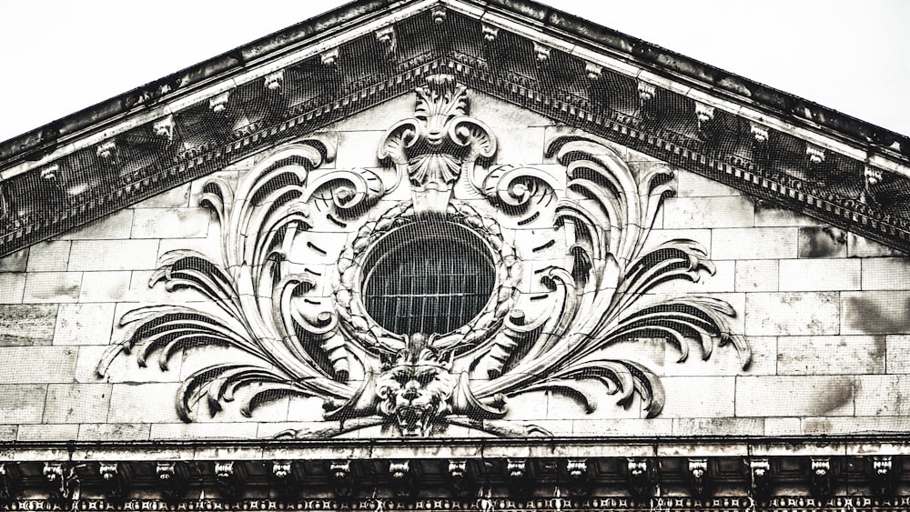 bâtiment en relief orné blanc