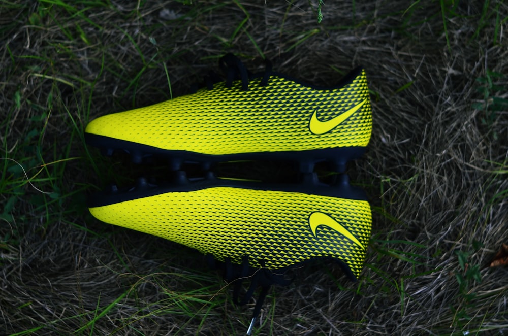 Foto de par de tacos Nike amarillos – Imagen gratuita Verde en Unsplash