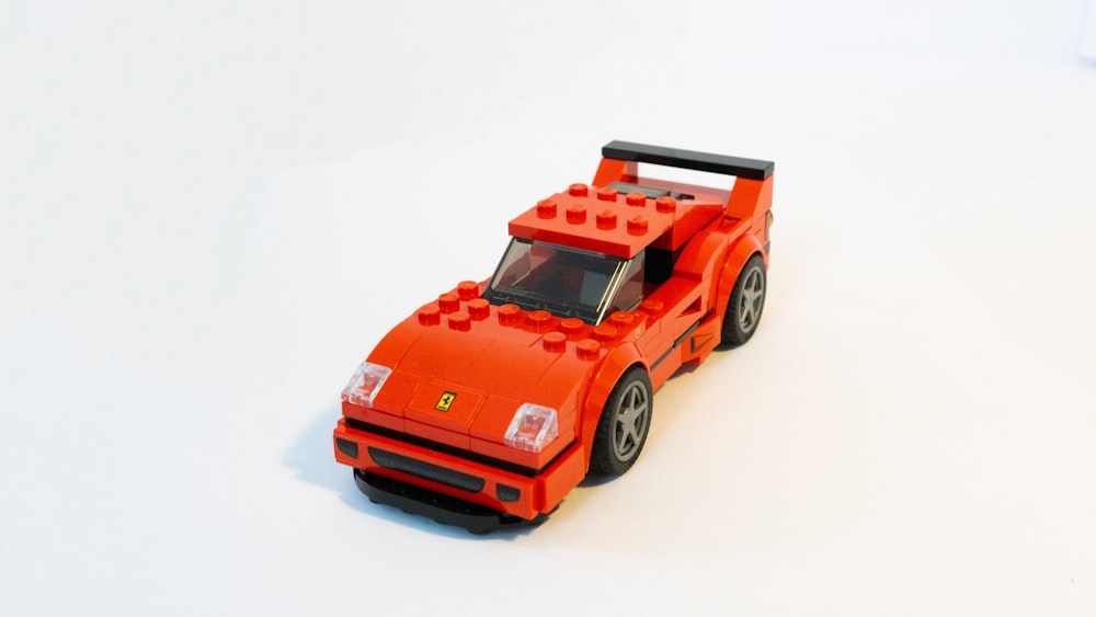 赤い車のおもちゃ