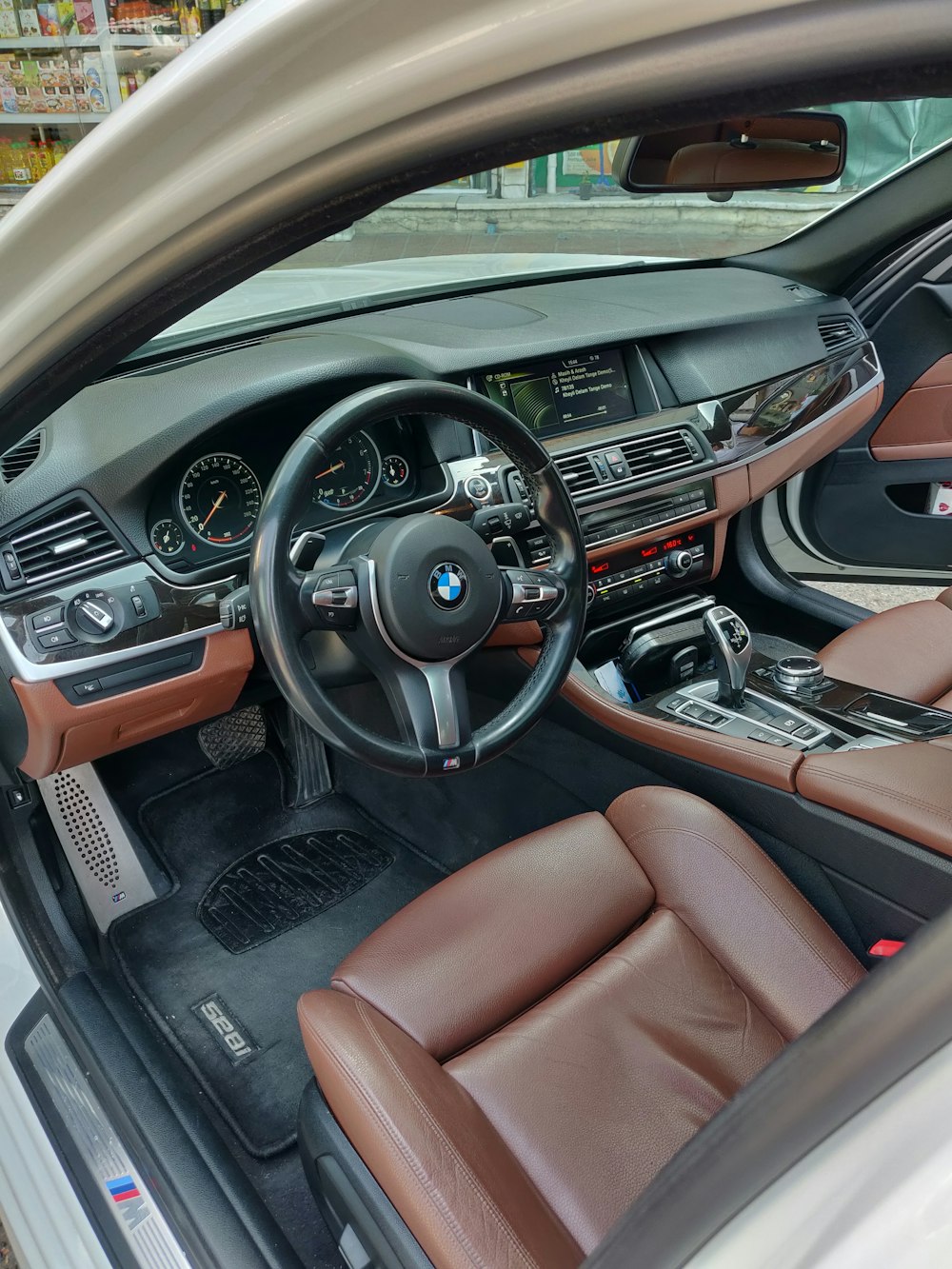 design degli interni dell'auto BMW nero