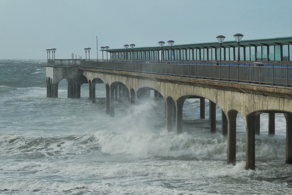 pont à poutres en béton gris