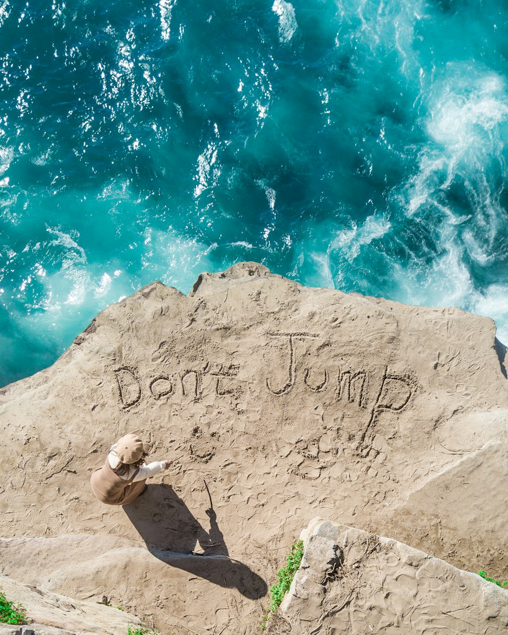 personne debout sur l’écriture de la falaise ne saute pas sur le sol