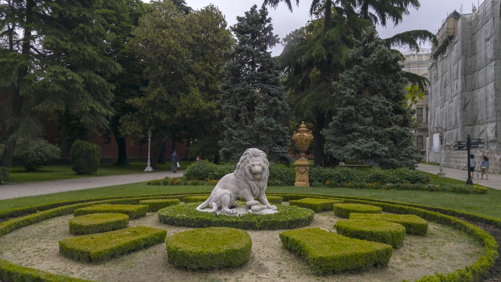 gray lion statue