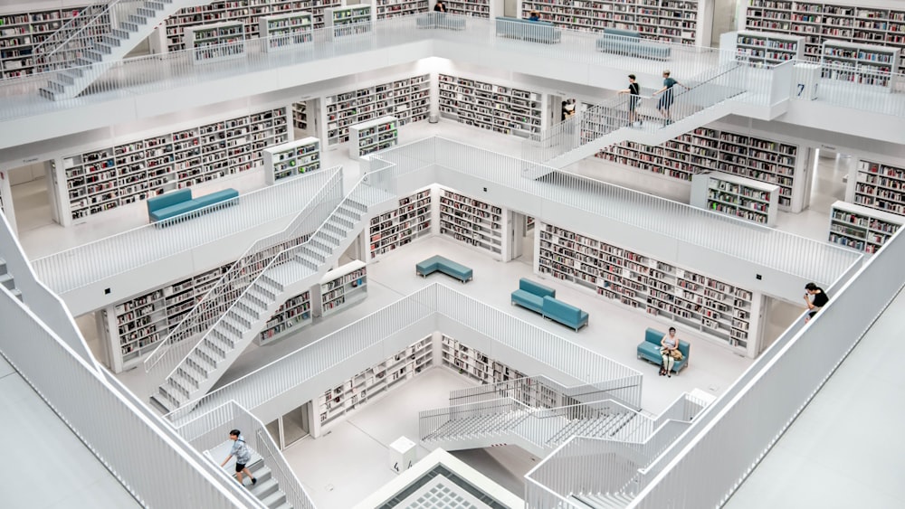 Bâtiment en béton blanc