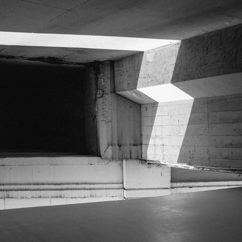 une photo en noir et blanc d’une structure en béton
