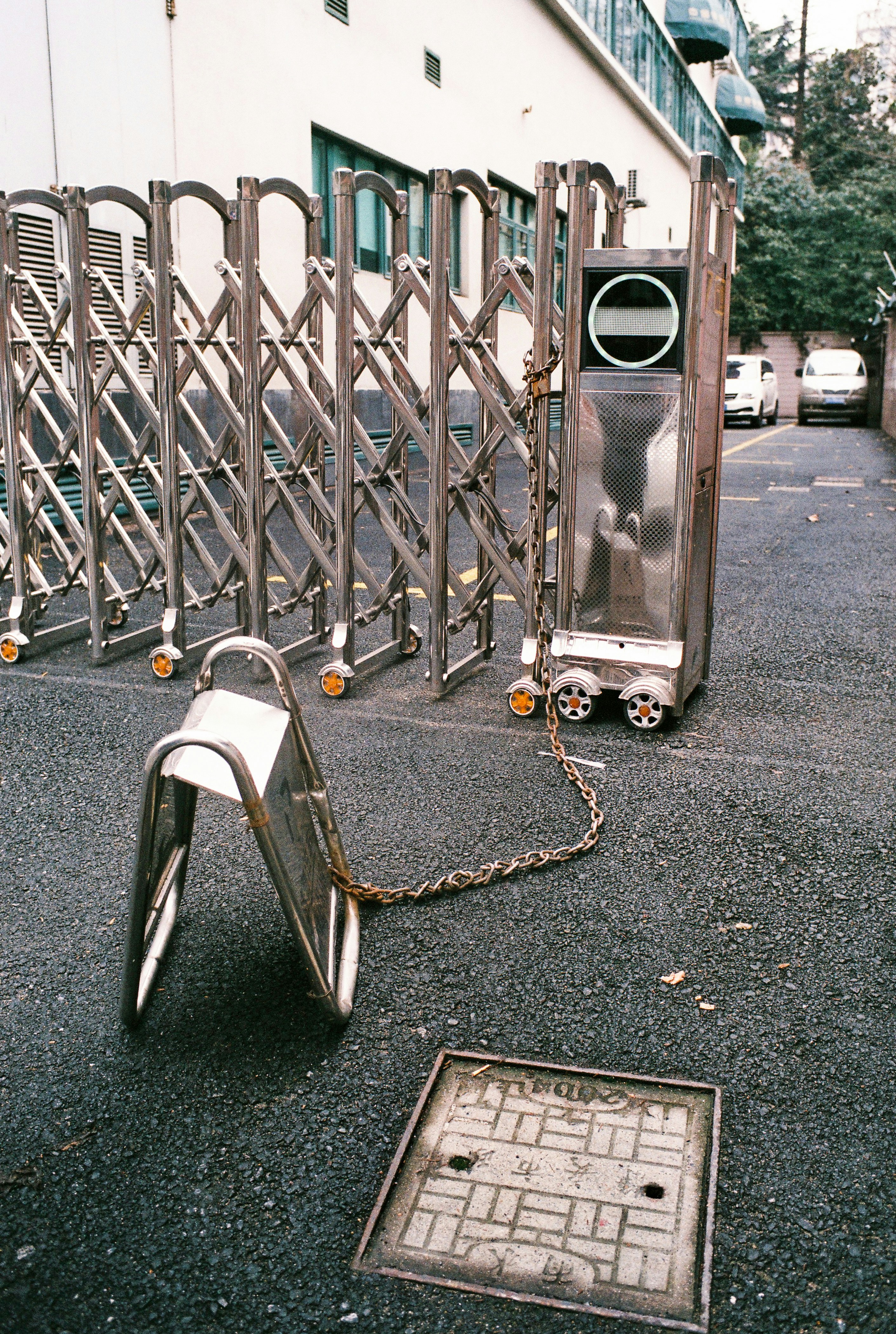 A professional technician installing a barrier gate at a parking entrance in Banten.
