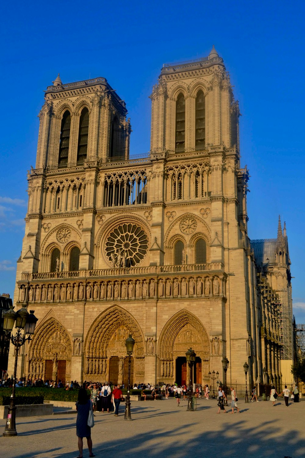 une grande cathédrale avec une horloge sur le devant