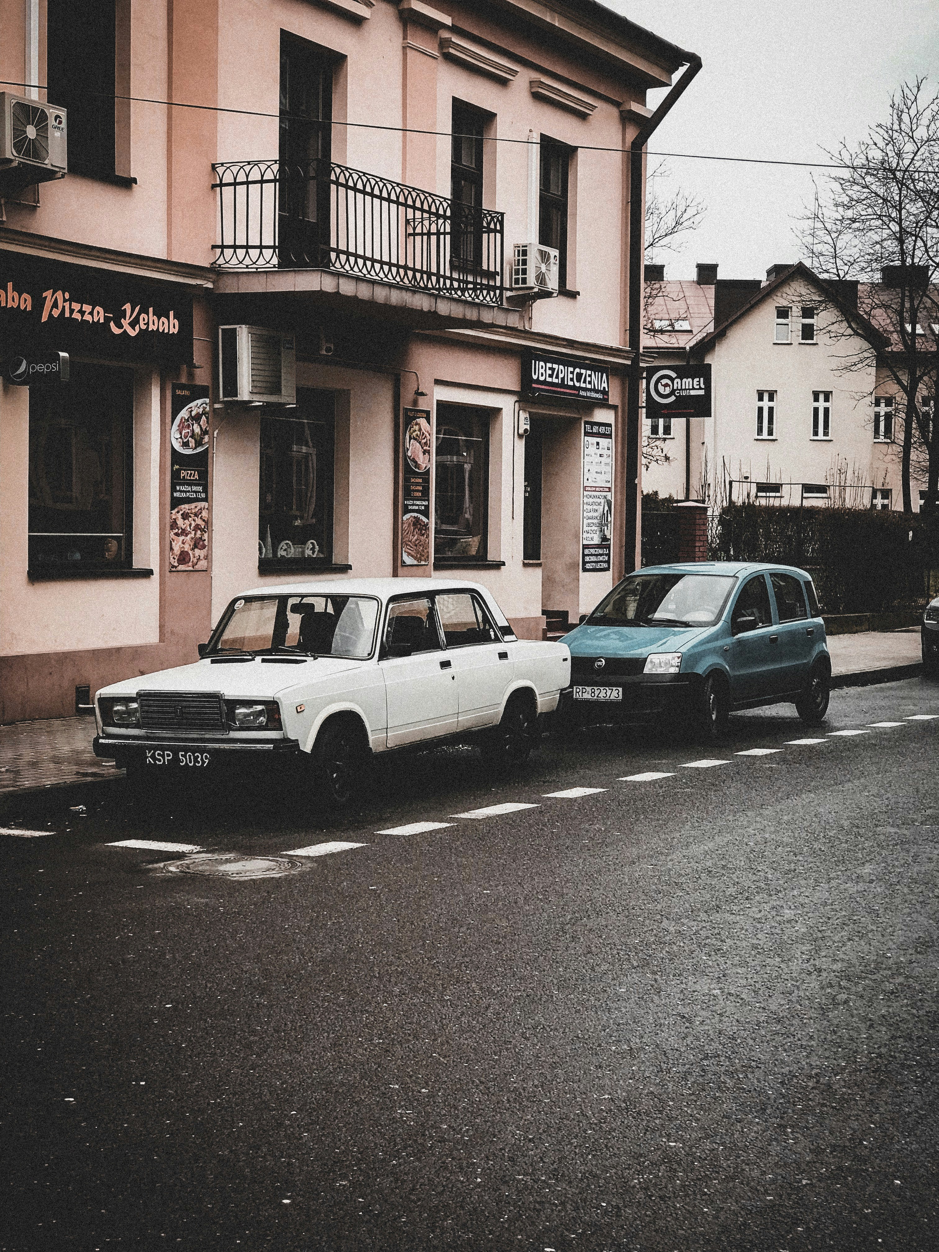 Due auto verdi e bianche parcheggiate al parcheggio