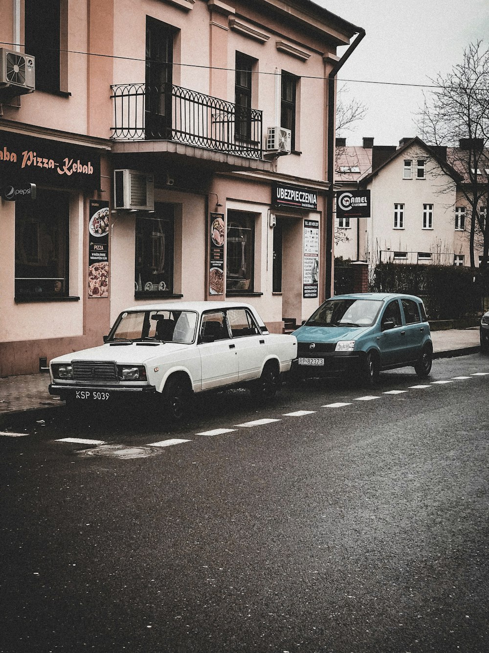 Zwei grün-weiße Autos parken auf dem Parkplatz