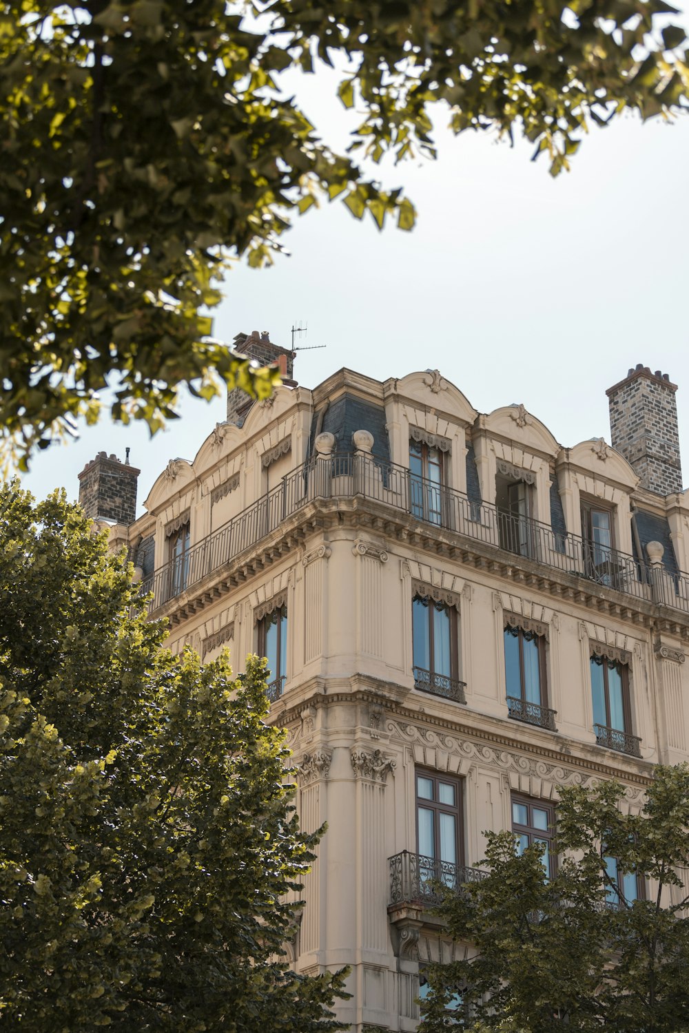 un grand bâtiment avec une horloge sur le dessus