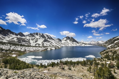  Vista panorámica de las montañas nevadas de Bariloche y un lago azul cristalino.