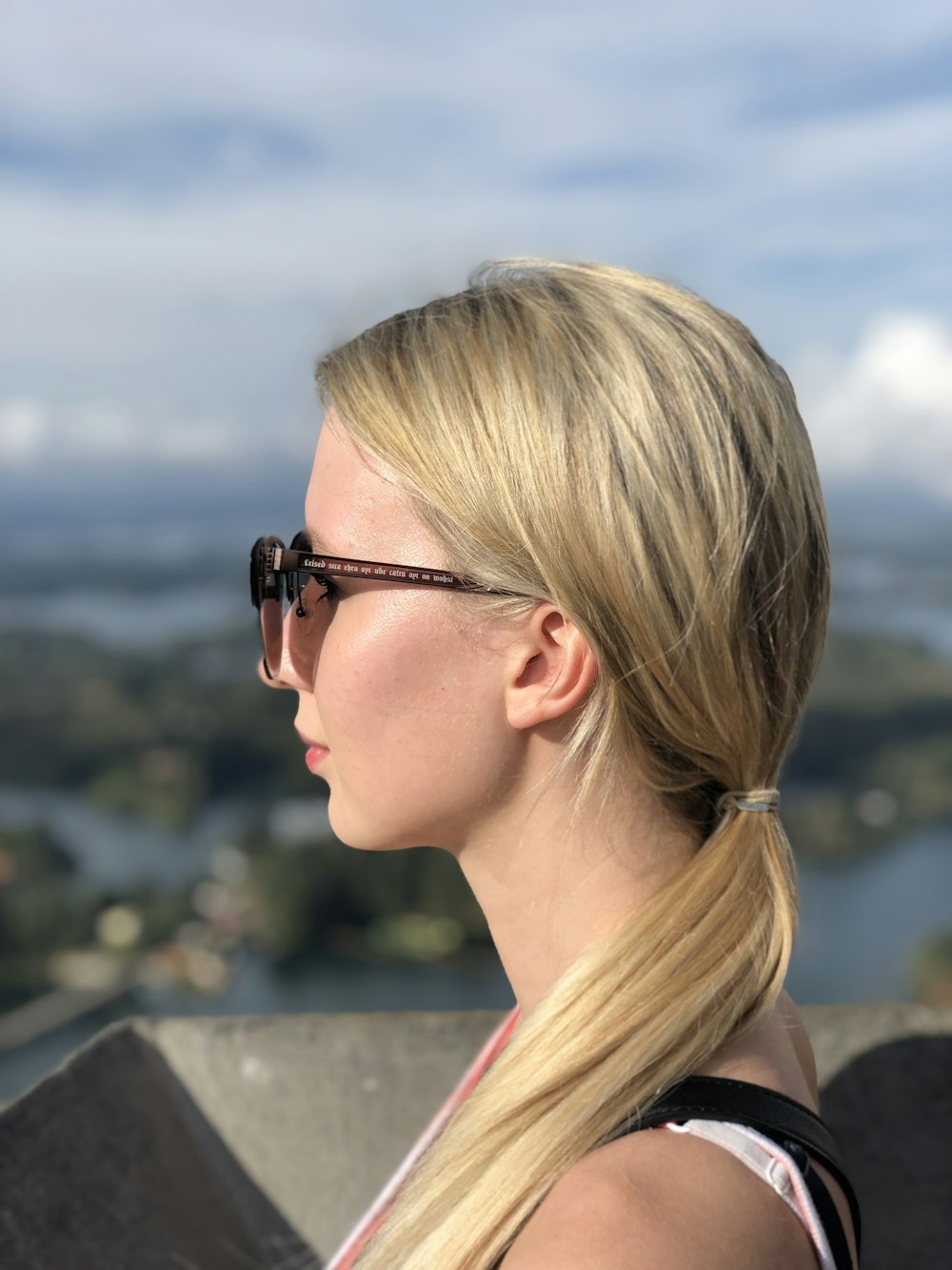 Una mujer rubia con gafas de sol en la parte superior de la cabeza