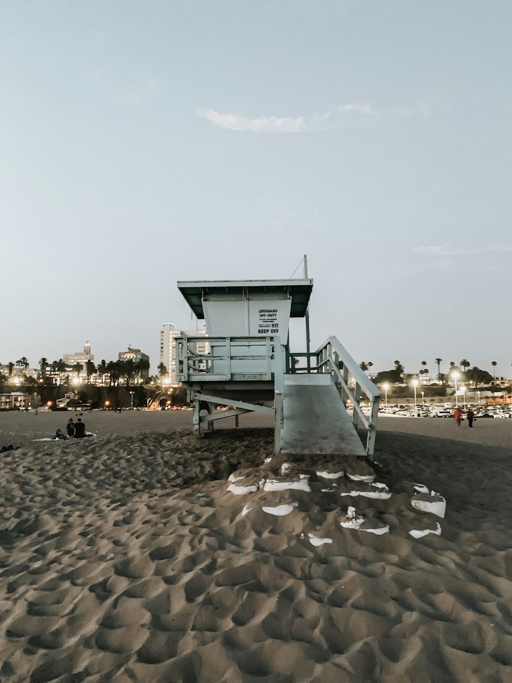 une tour de sauvetage au sommet d’une plage de sable