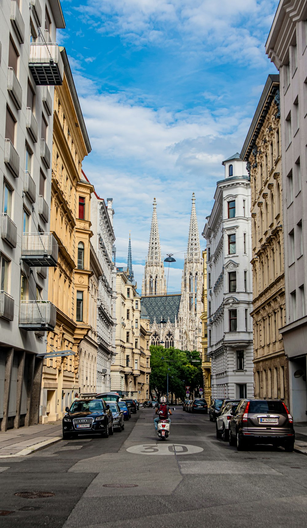 Schwarzes Fahrzeug neben Gebäude