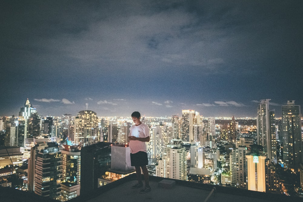 hombre de pie en la parte superior del edificio