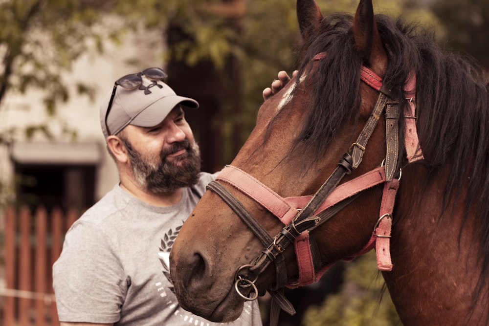 homem com um cavalo marrom