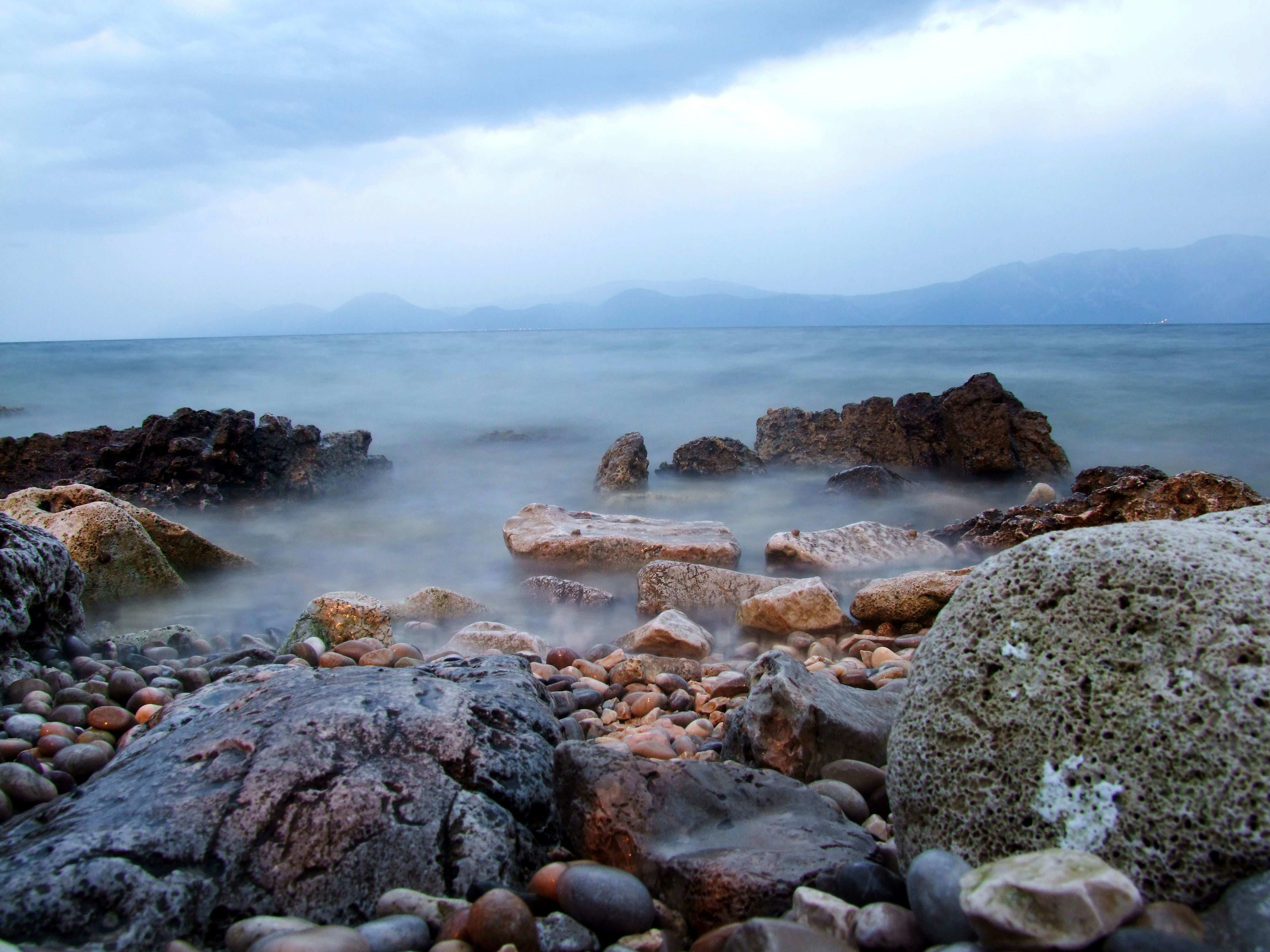 Bunte Felsen am Strand