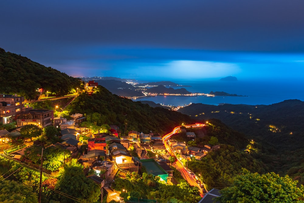 Vista a volo d'uccello di un villaggio di montagna di notte