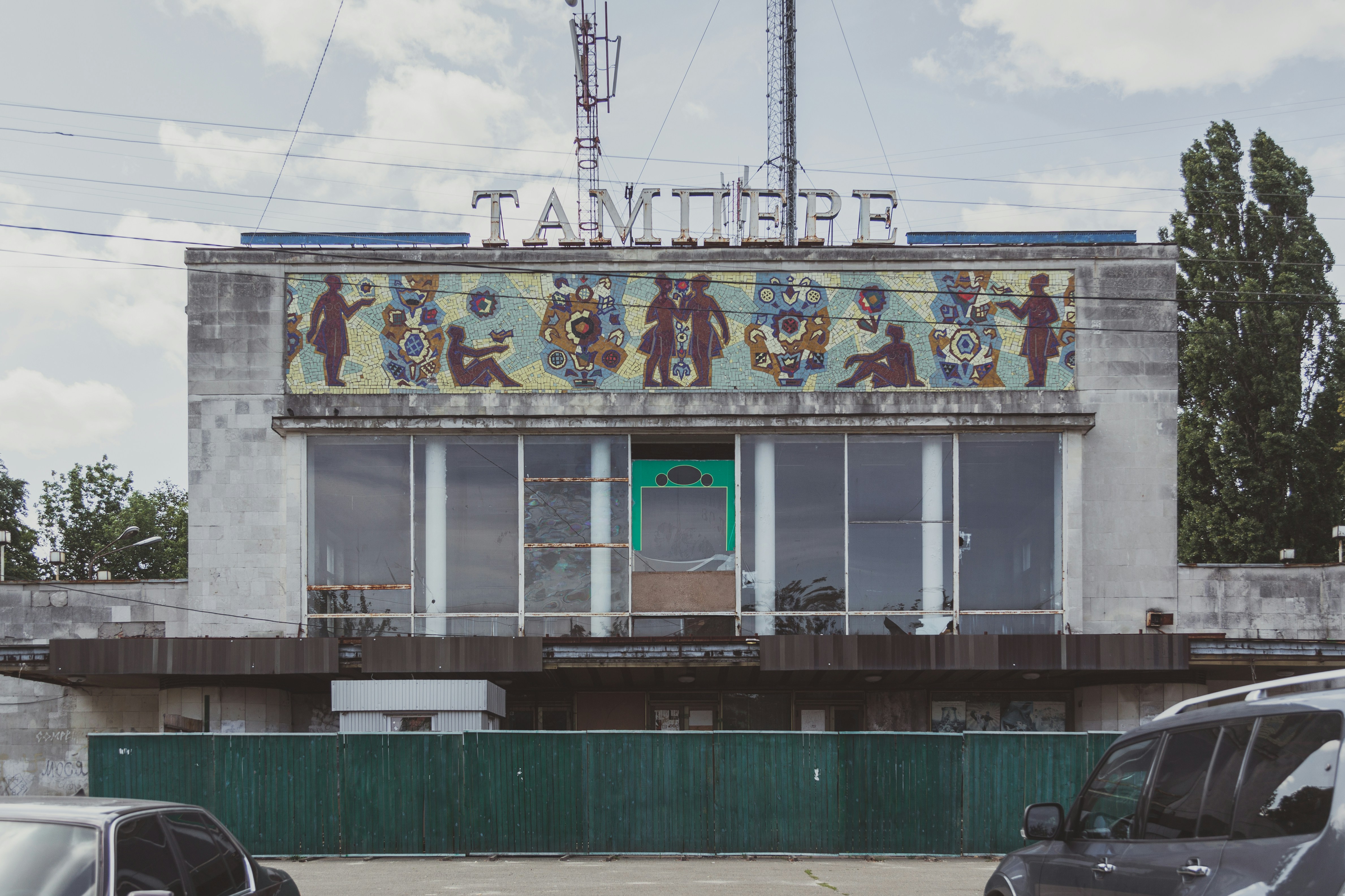 Кинотеатр «Тампере» (ул. Героев Севастополя, 42. Отрадный). Построен в 1967 году. Назван в честь финского города-побратима Киева. В настоящее время (2019) находится в аварийном состоянии. Здание из коммунальной собственности перешло в собственность оффшорных компаний.