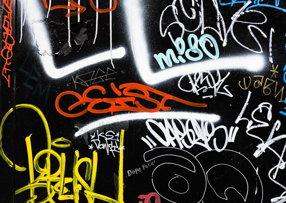 graffiti neri e multicolori