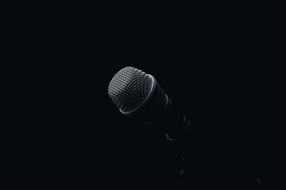 microfono nero e grigio