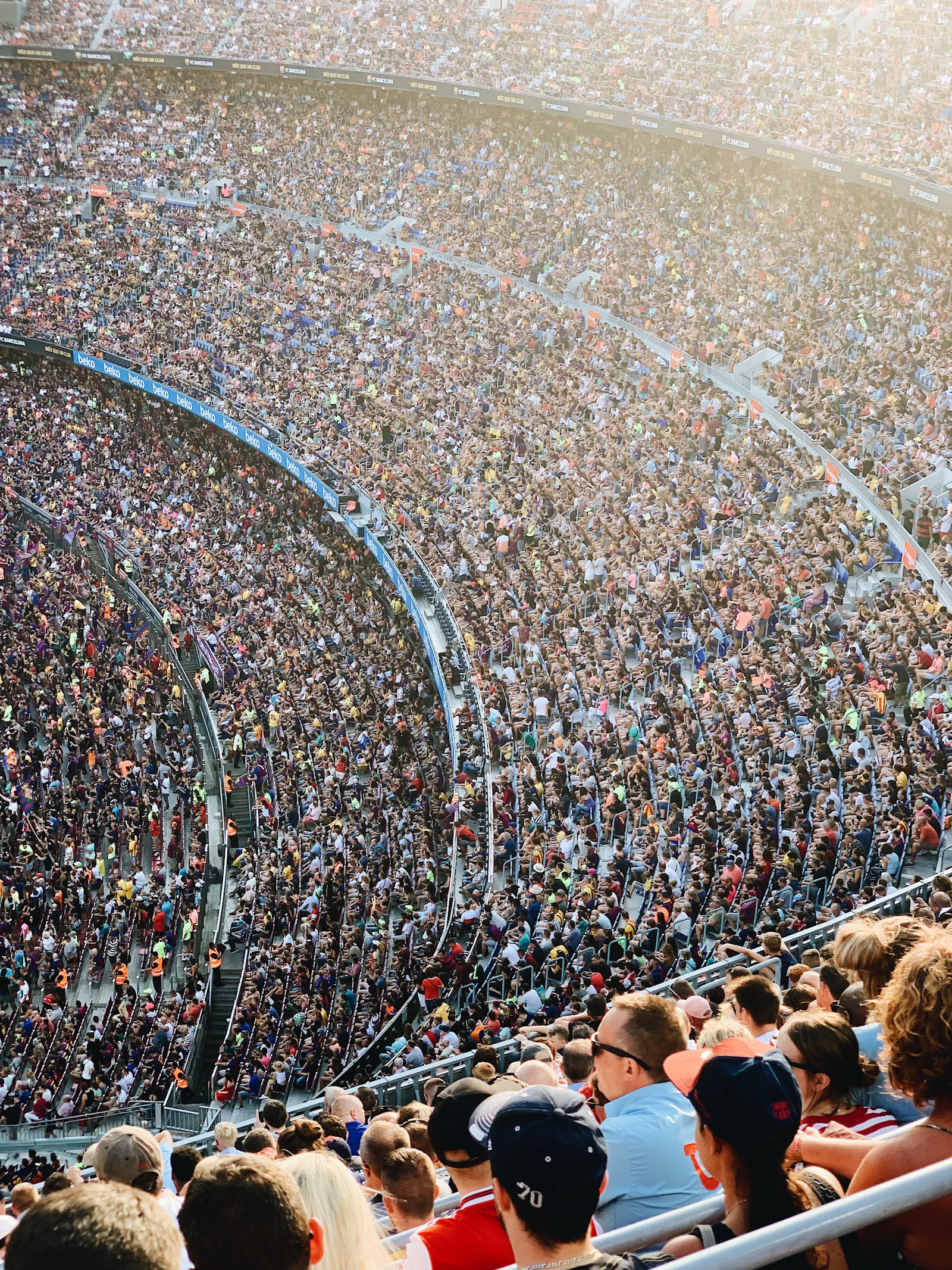 Volle Ränge eines Fußballstadions während eines Weltmeisterschaftsspiels