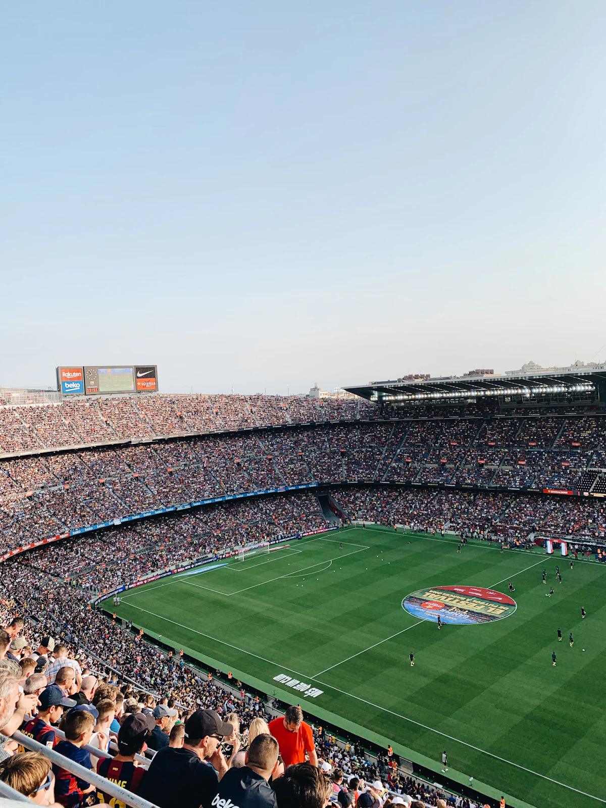 Fußballstadion in der Abenddämmerung