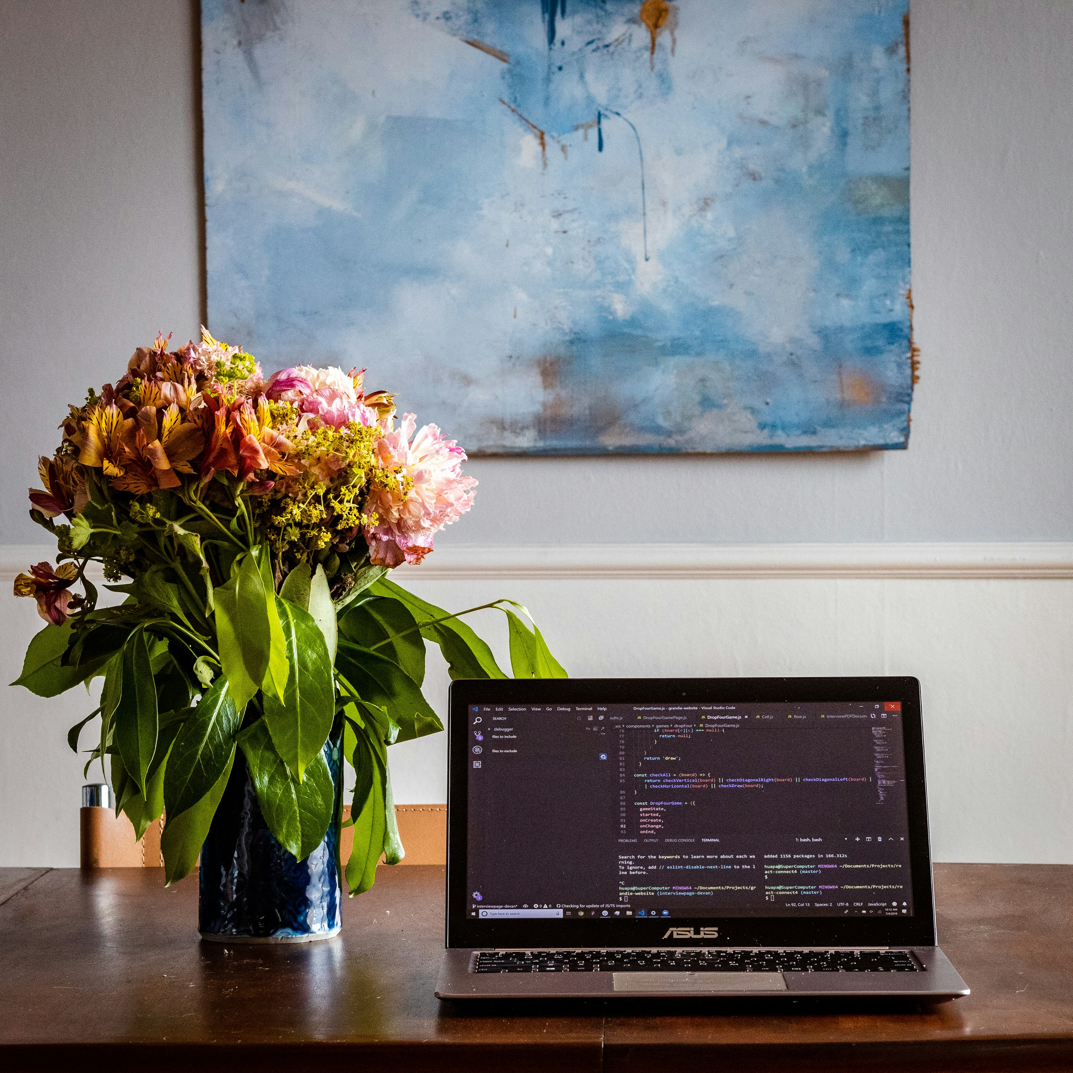 komputer laptop yang duduk di atas meja kayu