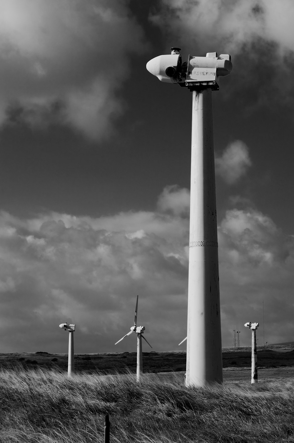 Fotografía en escala de grises de molinos de viento