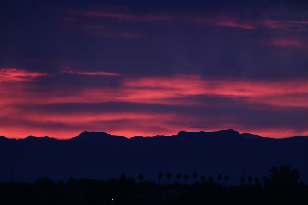 Silhouette eines Berges unter rotem Himmel während der goldenen Stunde