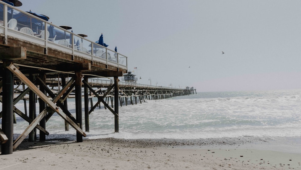 muelle de madera marrón