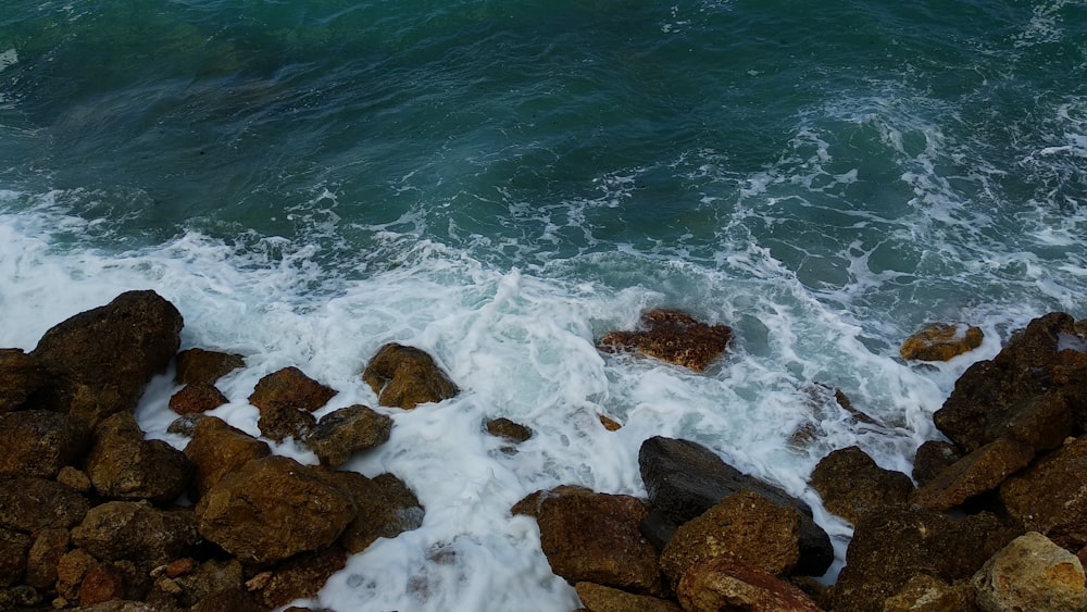 Una vista dell'oceano da una costa rocciosa