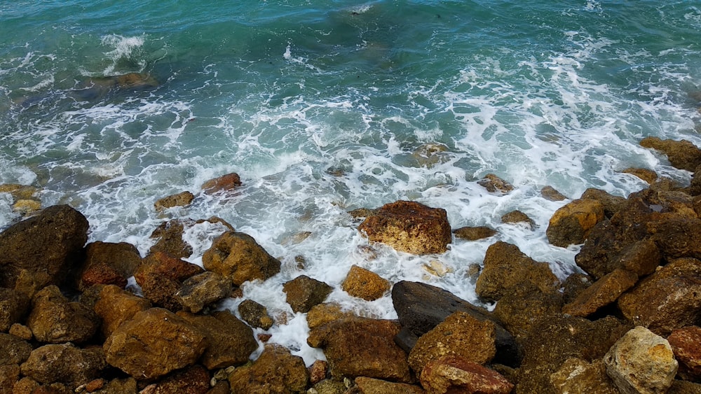 massi rocciosi in riva al mare