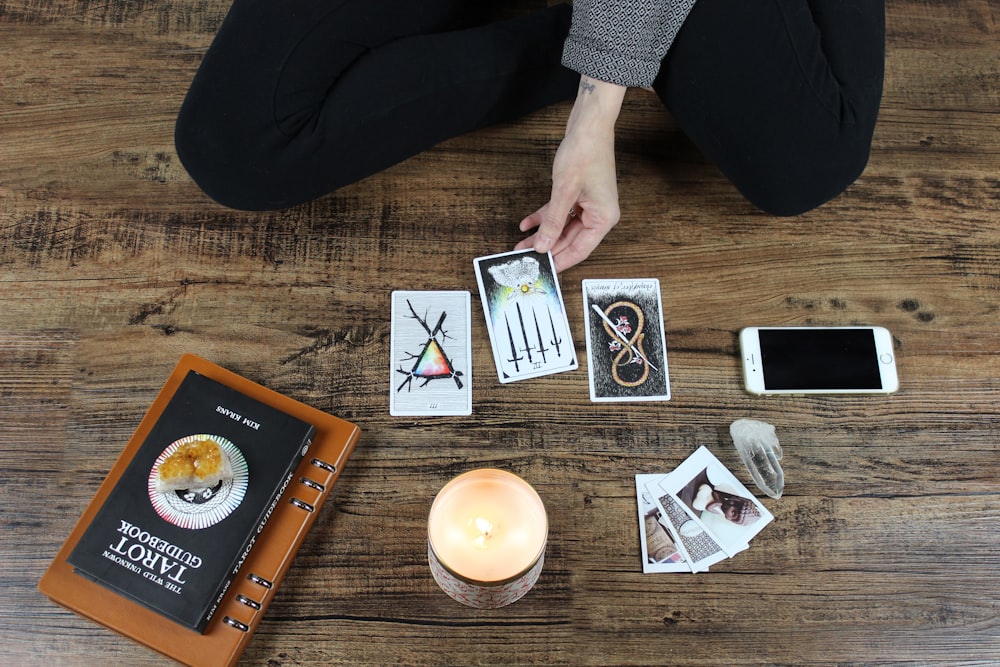 Persona jugando con cartas de Tarrot