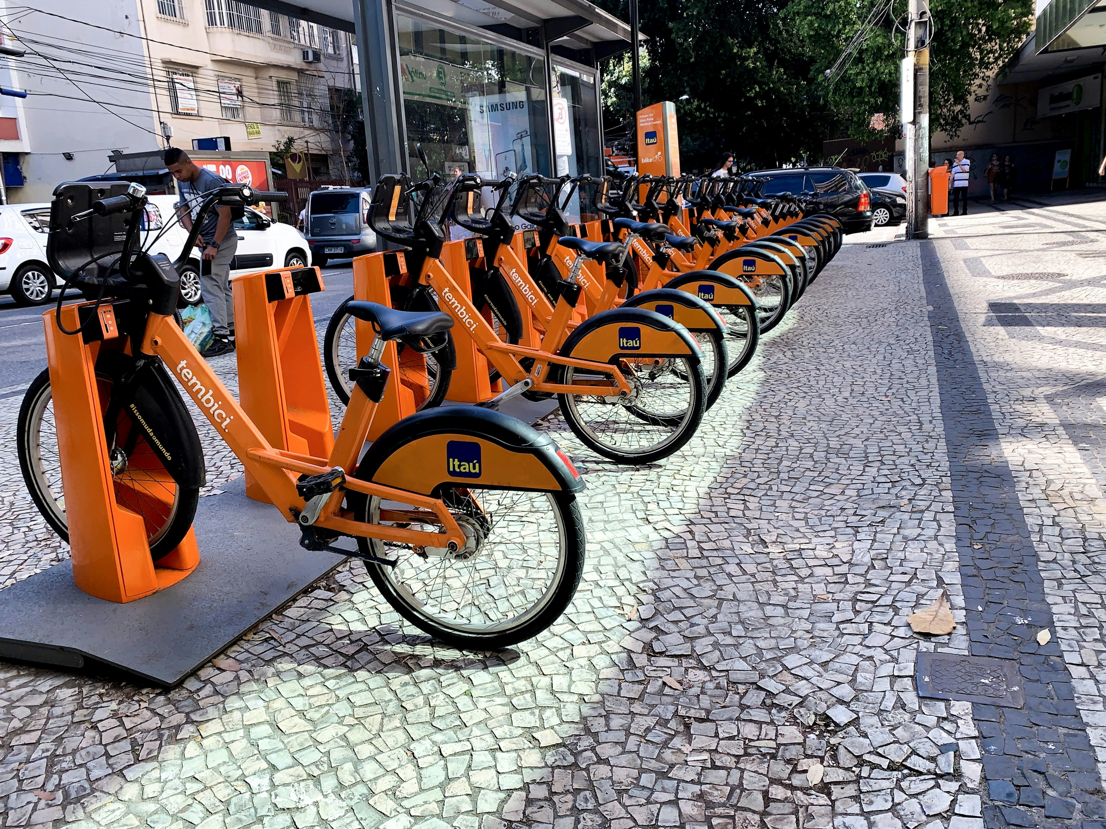 bicicletas en el área de estacionamiento
