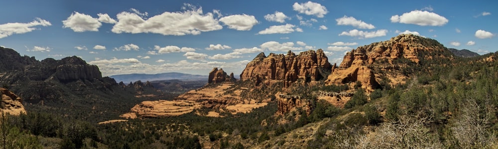 una vista panoramica di una catena montuosa con alberi e montagne sullo sfondo