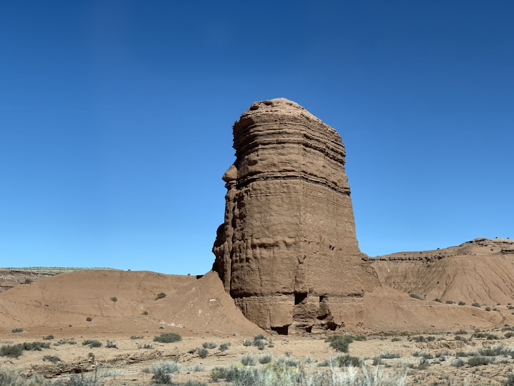 uma grande formação rochosa no meio de um deserto