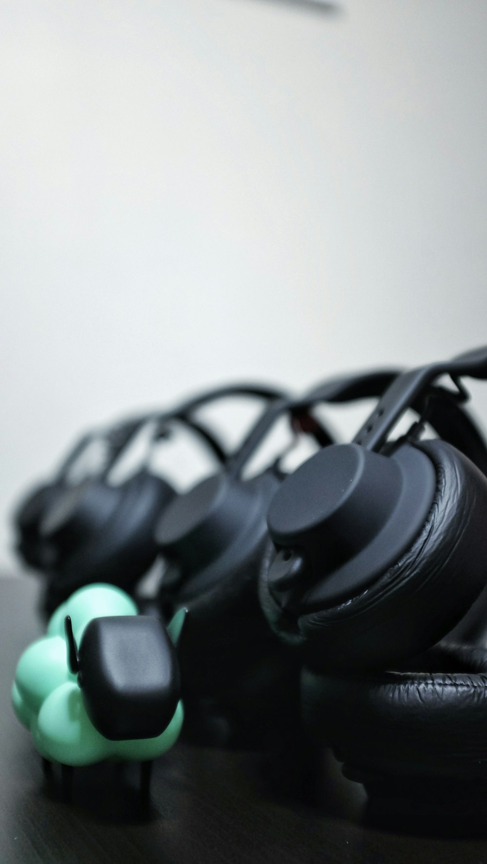 black headphones close-up photography