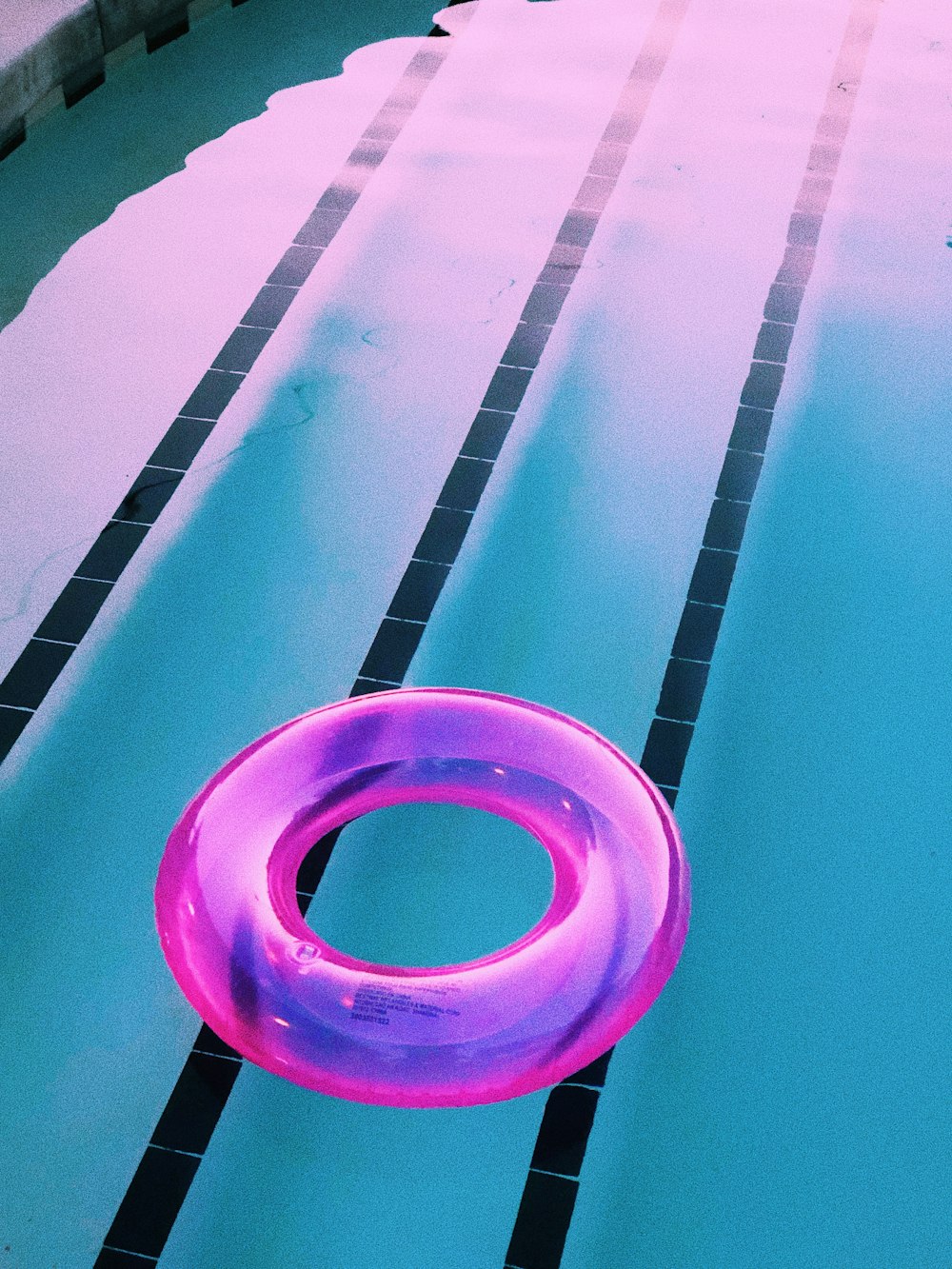 anillo inflable rosa en la piscina