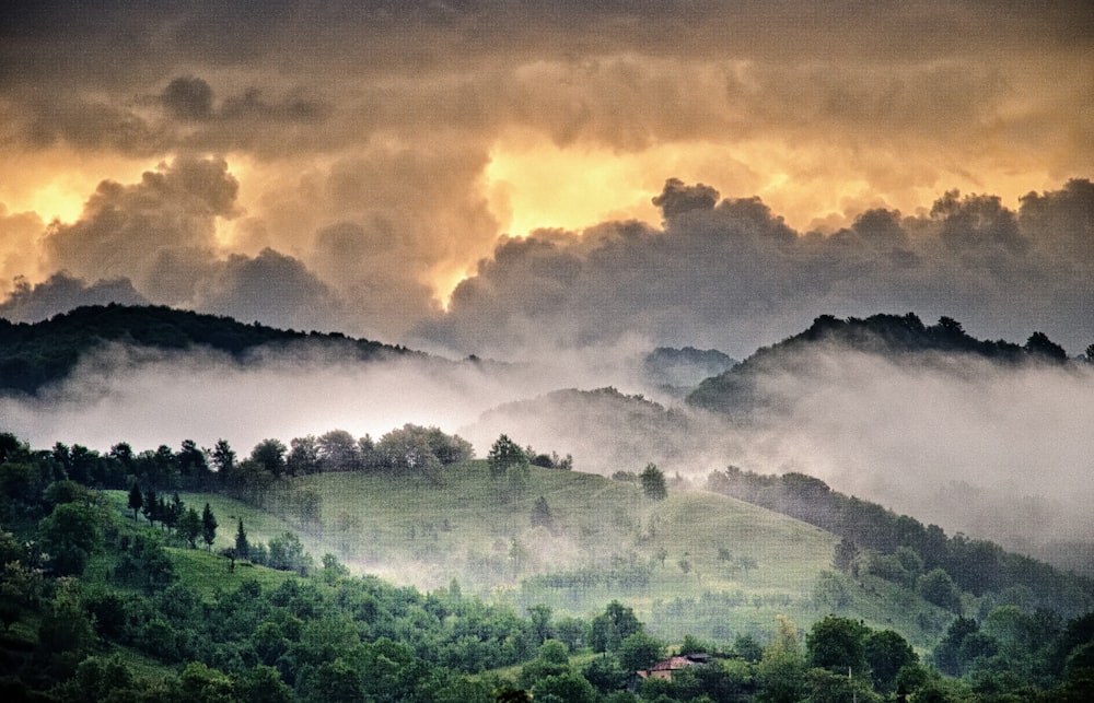 mare di nuvole di montagna