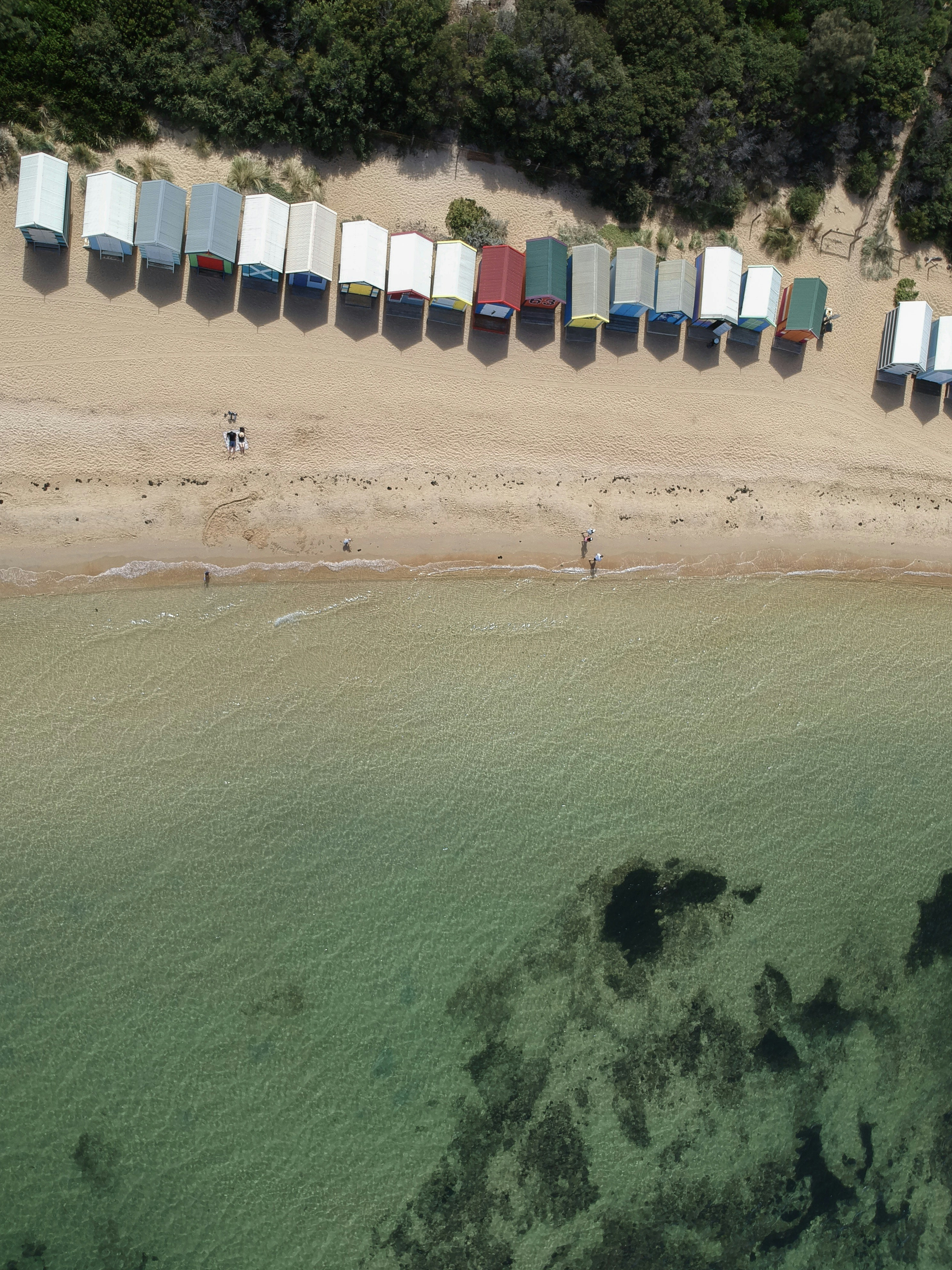 Maisons de couleurs variées près d’un plan d’eau