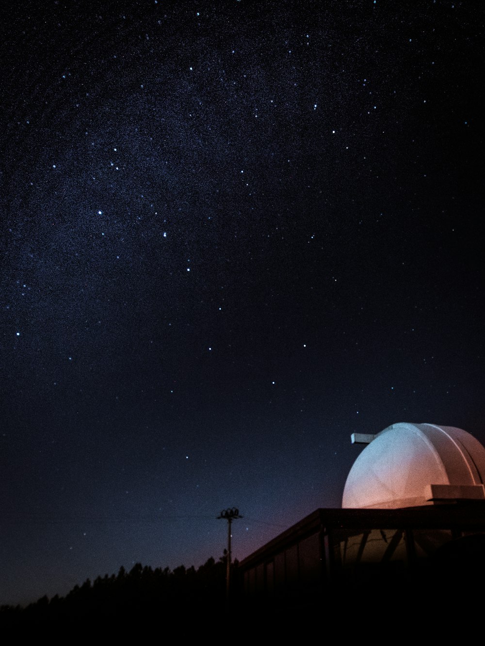 Telescopio da terra a cupola bianca
