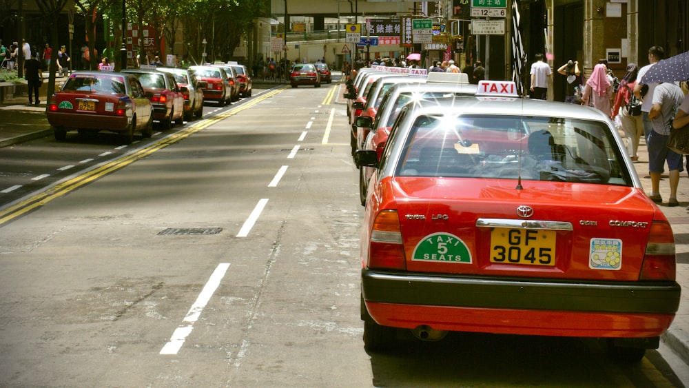 Rotes Taxi in der Nähe des Bürgersteigs geparkt