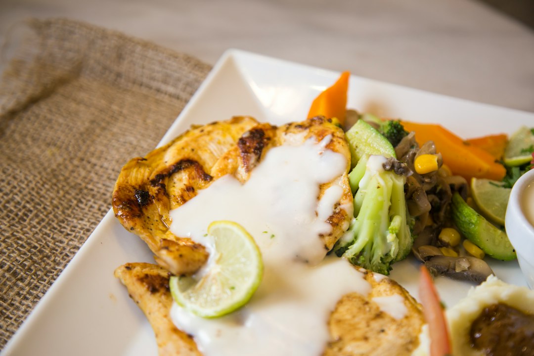 alimentos con proteína para personas mayores - Alimentos con Proteína para Personas Mayores: El Único Truco de Horario que Frena la Pérdida Muscular Después de los 60